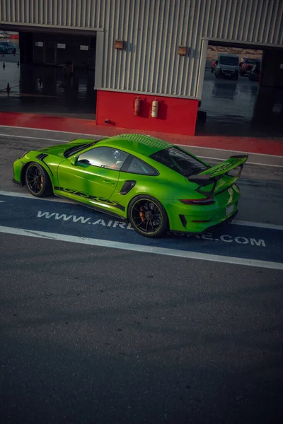 Dubai United Arab Emirates Oct 2021 Vertical Shot Green Porsche — 스톡 사진