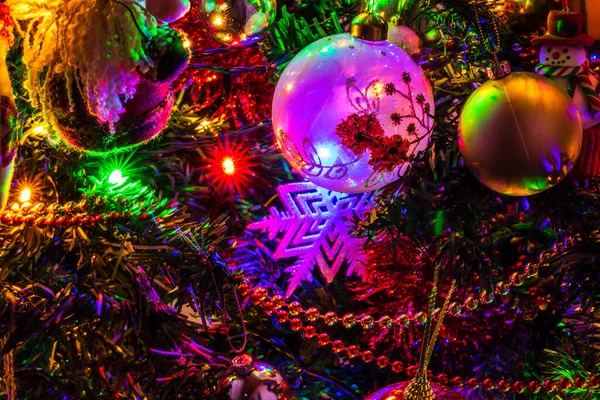 Las Hermosas Decoraciones Adornos Colgando Árbol Navidad Con Luces —  Fotos de Stock