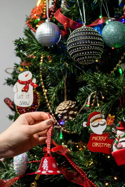 Tiro Vertical Uma Mulher Segurando Decoração Pendurada Uma Árvore Natal — Fotografia de Stock