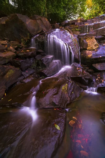 曼博丛林里美丽的天然瀑布 — 图库照片