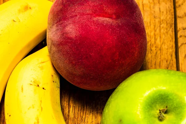 Nahaufnahme Einer Mischung Aus Frischen Früchten Auf Einem Holztisch — Stockfoto