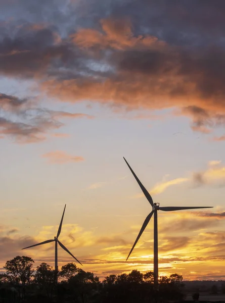 Zwei Windkraftanlagen Erzeugen Sauberen Strom Bei Herrlichem Sonnenuntergang Hochwertiges Foto — Stockfoto