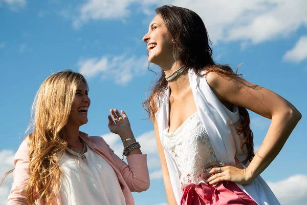 两个阿根廷女人在蓝天下互相笑着 — 图库照片