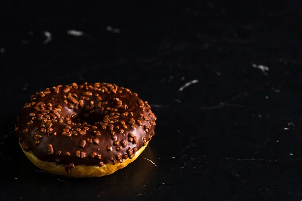 Ein Glasierter Donut Mit Streusel Auf Schwarzem Hintergrund — Stockfoto