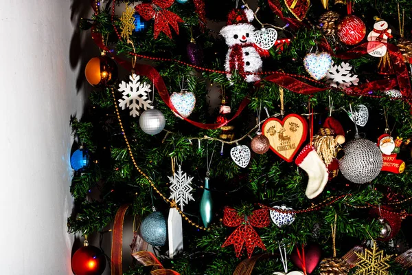 Işıklı Bir Noel Ağacında Asılı Güzel Süsler Süsler — Stok fotoğraf
