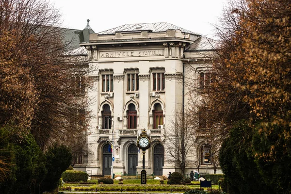 ルーマニアのブカレストの首都の古い新しい建物の自然なショット — ストック写真