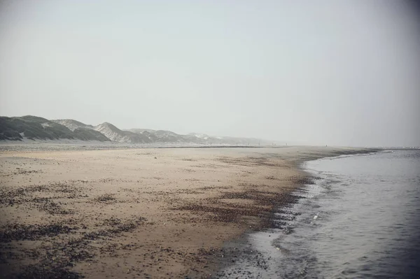 Uma Praia Areia Vazia Durante Dia — Fotografia de Stock