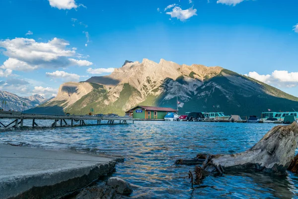 Uma Bela Vista Lago Minnewanka Canadá — Fotografia de Stock