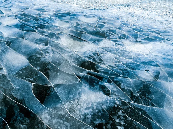 Ένα Κοντινό Πλάνο Της Ραγισμένης Επιφάνειας Πάγου Μια Κρύα Χειμωνιάτικη — Φωτογραφία Αρχείου