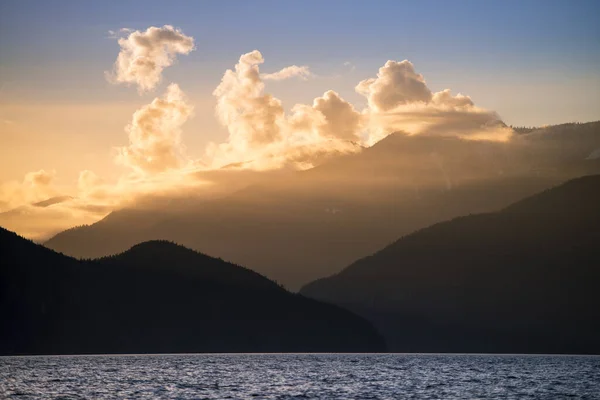 Siluet Bukit Melawan Awan Yang Indah Vancouver Island British Columbia — Stok Foto