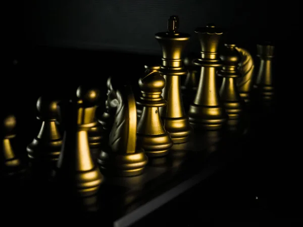 Closeup Tabuleiro Xadrez Com Figuras Douradas Fundo Preto — Fotografia de Stock
