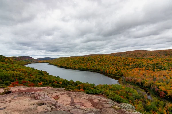 Paesaggio Del Lago Delle Nuvole Circondato Una Foresta Autunno Nel — Foto Stock