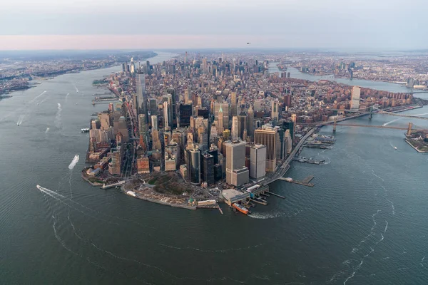 Аэросъемка Городского Пейзажа Нью Йорка Окруженного Океаном — стоковое фото