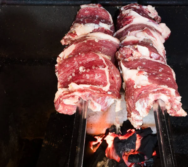 싱크대에서 신선하고 맛있는 소고기 바베큐를 클로즈업 — 스톡 사진