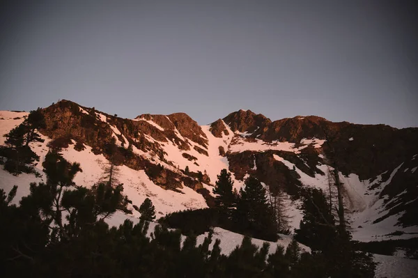 Скалистая Гора Покрытая Снегом Закате — стоковое фото