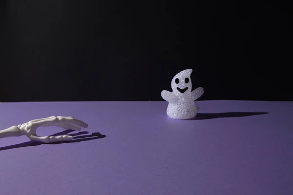 Uma Decoração Fantasma Para Helloween Ossos Mão Fundo Preto Roxo — Fotografia de Stock