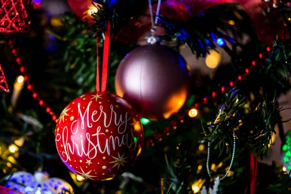 Eine Nahaufnahme Von Schönen Dekorationen Und Ornamenten Die Einem Weihnachtsbaum — Stockfoto