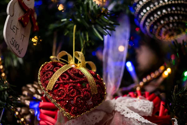 Een Close Shot Van Mooie Decoraties Ornamenten Opknoping Een Kerstboom — Stockfoto