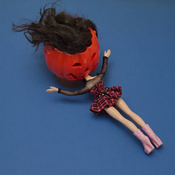 Labu Halloween Memakan Komposisi Gadis Minimalis Dengan Latar Belakang Biru — Stok Foto