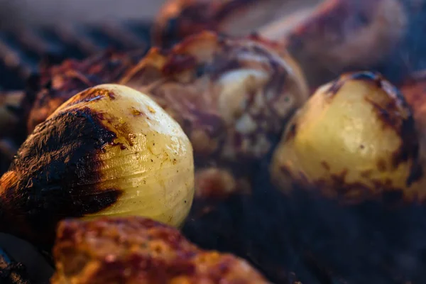 Gros Plan Steak Poulet Grillé Rouleaux Viande Sur Barbecue Charbon — Photo