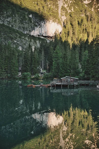 Tiro Vertical Das Belas Montanhas Lago Com Uma Cabine Barcos — Fotografia de Stock