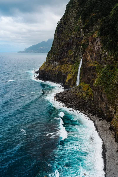 Uma Bela Cena Cachoeira Madeira Penhasco Rochoso Musgoso Mar Água — Fotografia de Stock