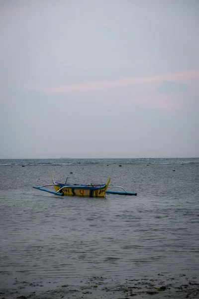 Tiro Cênico Barco Vazio Amarelo Azul Água — Fotografia de Stock