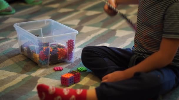 Materiał Małym Chłopcem Bawiącym Się Konstruktorem Kolorów — Wideo stockowe