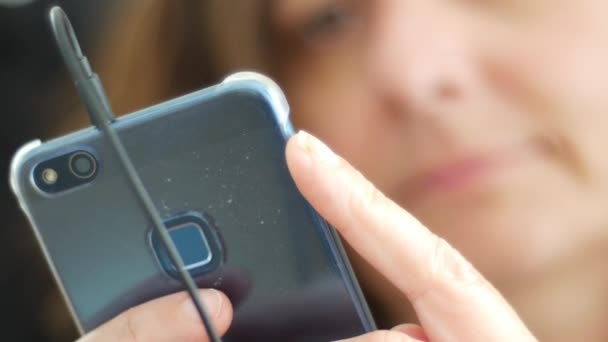 Nahaufnahme Einer Frau Die Mit Einem Smartphone Chattet — Stockvideo