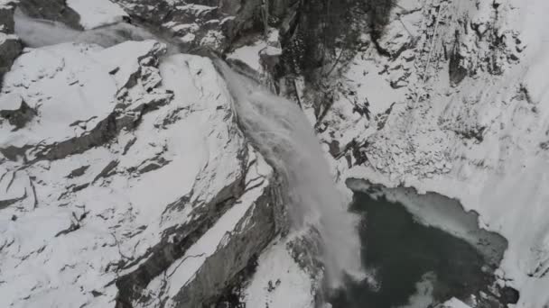 Gyönyörű lövés havas hegyek felett a felhők nappal — Stock videók