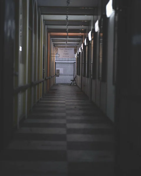 Egy Függőleges Felvétel Üres Folyosóról Enyhén Megvilágítva Fali Lámpákkal — Stock Fotó