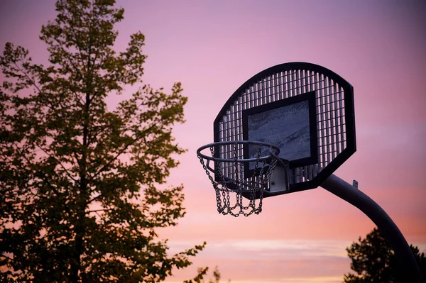 紫色の夕日のバスケットボールのフープのクローズアップショット — ストック写真