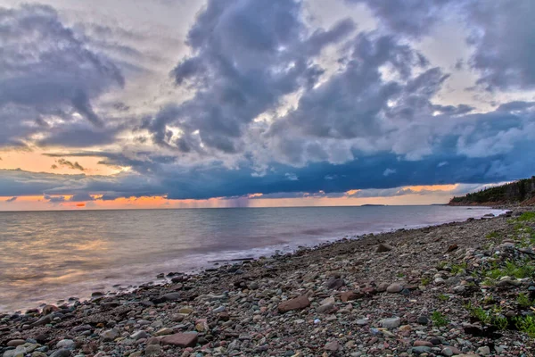 Een Prachtige Opname Van Een Kustlijn Tijdens Zonsopgang Onder Bewolkte — Stockfoto