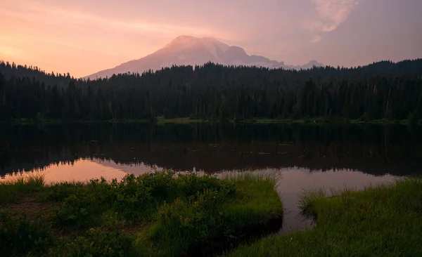 アメリカの日の出に湖があるレイニア山国立公園の美しい景色 — ストック写真