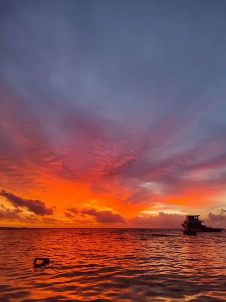 Fascinerande Scen Silhuett Båt Vattnet Mot Orange Molnig Himmel Vid — Stockfoto