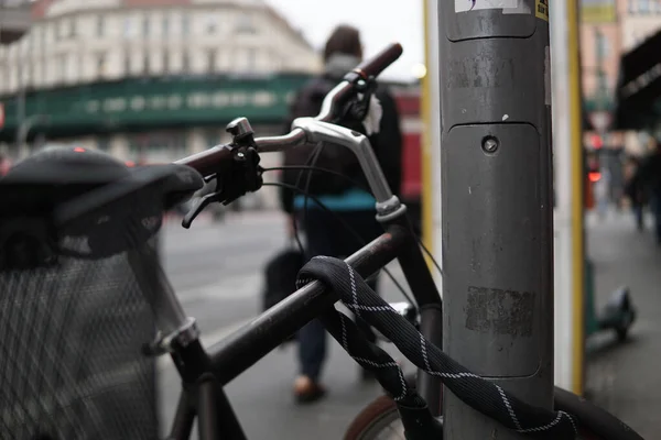 Close Uma Bicicleta Fundo Rua — Fotografia de Stock