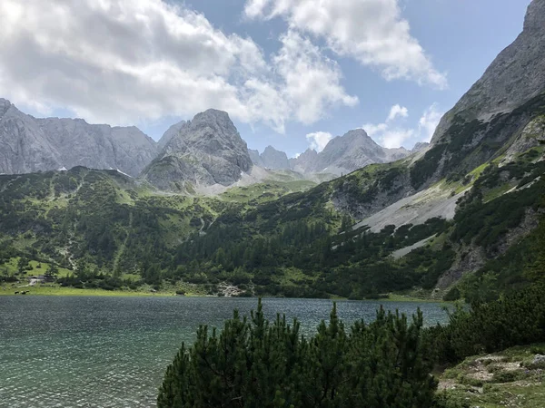 Vue Aérienne Lac Entouré Montagnes Couvertes Verdure — Photo
