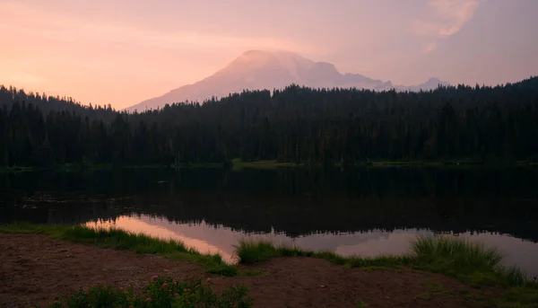 アメリカの日の出に湖があるレイニア山国立公園の美しい景色 — ストック写真