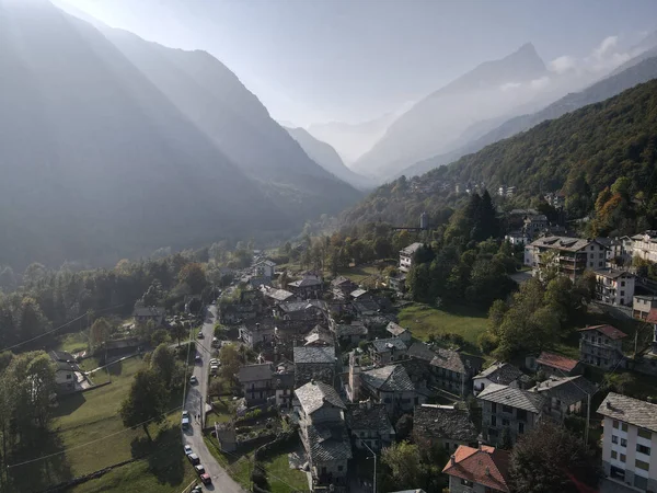 Prise Vue Aérienne Une Ville Dans Une Forêt Pendant Journée — Photo