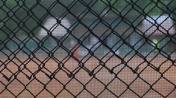 网球场上金属网栅栏的特写镜头 — 图库照片