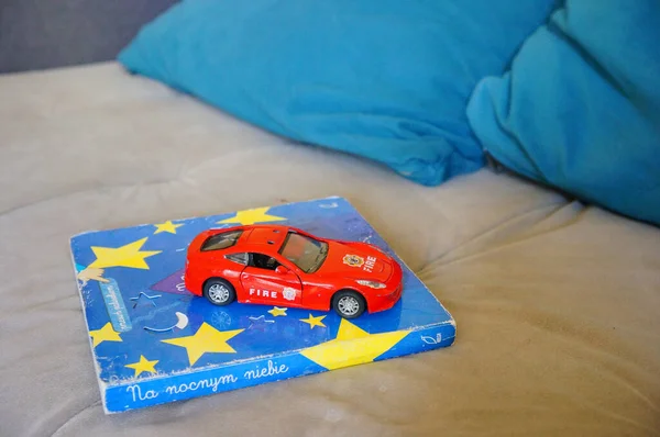 Poznan Polónia Maio 2019 Pequeno Brinquedo Vermelho Livro Infantil — Fotografia de Stock