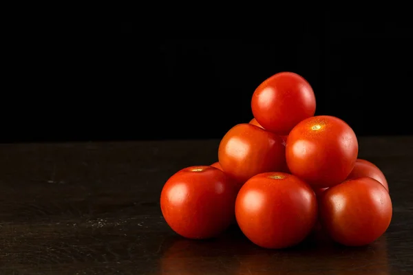 Eine Nahaufnahme Roter Tomaten Auf Einem Holztisch Isoliert Auf Dunklem — Stockfoto