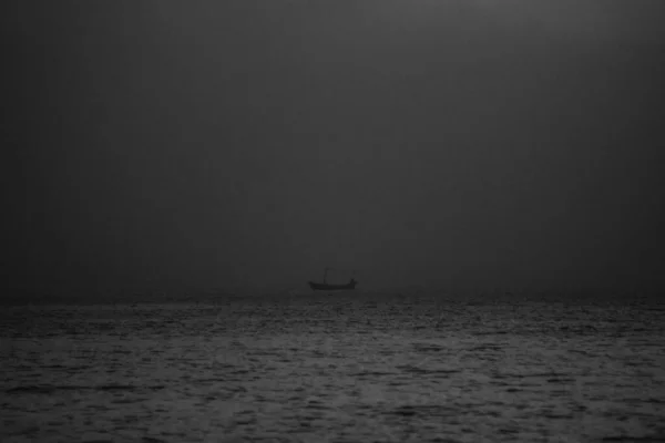 Mesmerizing Gray Scene Water Waves Sea Boat Horizon Petrovac Montenegro — Stock Photo, Image