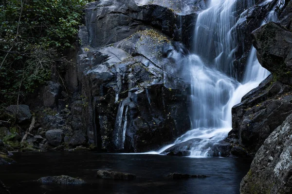 Egy Gyönyörű Vízesés Egy Őszi Erdőben — Stock Fotó