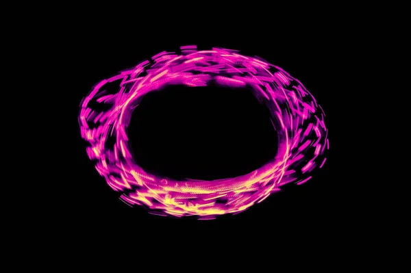 一个抽象的粉色发光环的例子 从隔离在黑色背景上的灯 — 图库照片