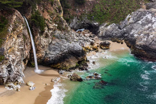 Güzel Bir Şelale Manzarası Tenha Bir Koyda Sahile Çarpıyor — Stok fotoğraf
