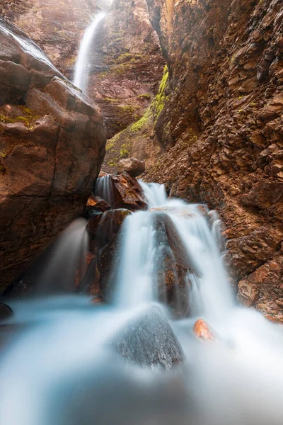 Eine Vertikale Aufnahme Eines Schön Fließenden Wasserfalls Einem Wald — Stockfoto