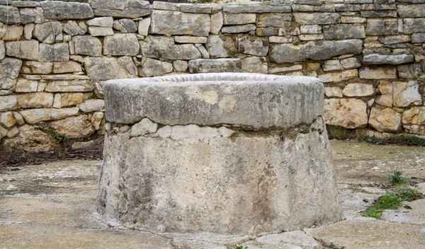 古代の石壁を持つ古代のアンティークの大理石の祭壇の閉鎖クロアチアの古い石壁 — ストック写真