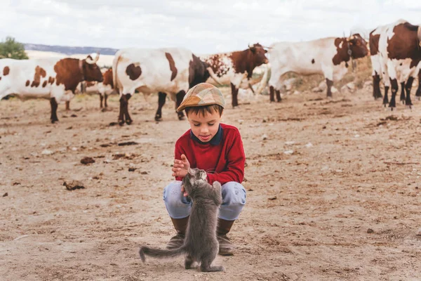 Chico Pueblo Caucásico Con Botas Sombrero Con Gatito Una Granja —  Fotos de Stock