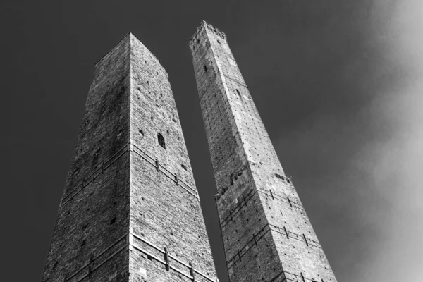 意大利博洛尼亚两座塔的灰度 — 图库照片